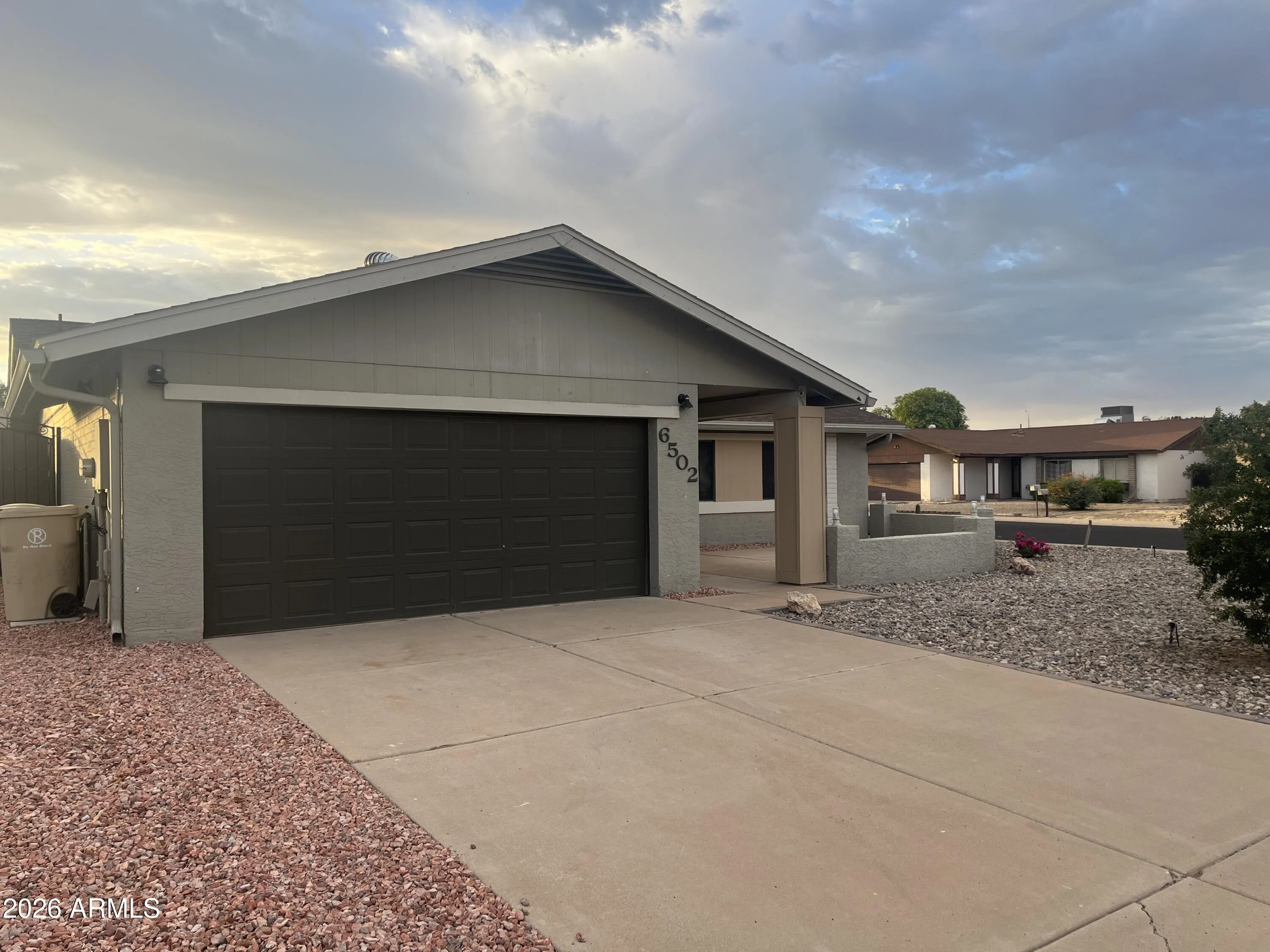 6502 W MERCER Lane photo 2