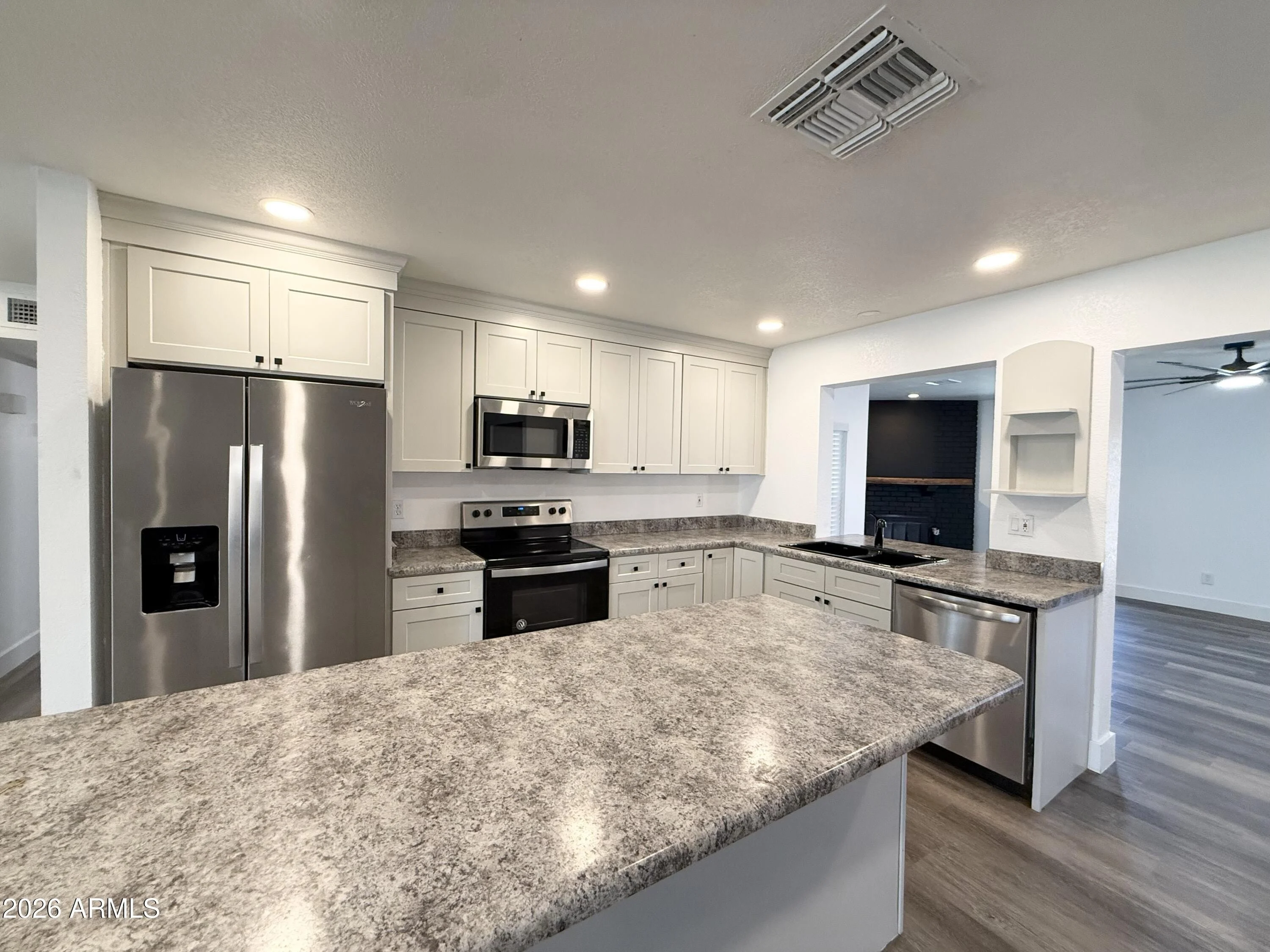 2116 E MARCONI Avenue photo 3