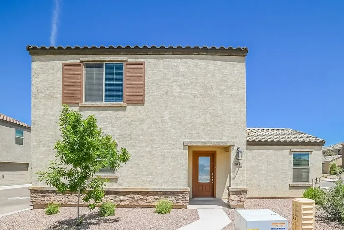 8126 W Agora Ln Phoenix, AZ 85043