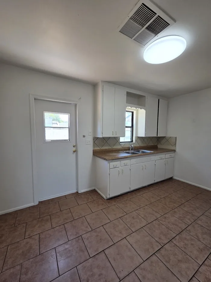 319 S Hobson photo 5