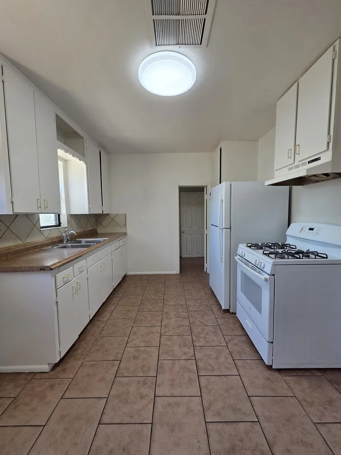 319 S Hobson photo 4