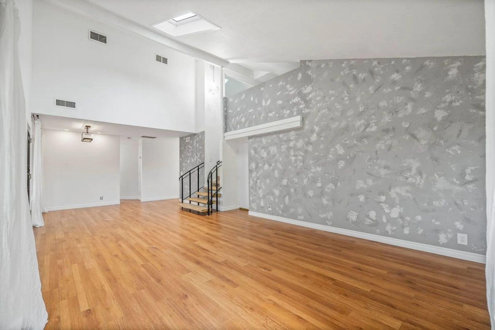 Coming Soon La Jolla UTC Renovated 3 bd /2 ba Townhome with Garage, Private Patio, + more! photo 3