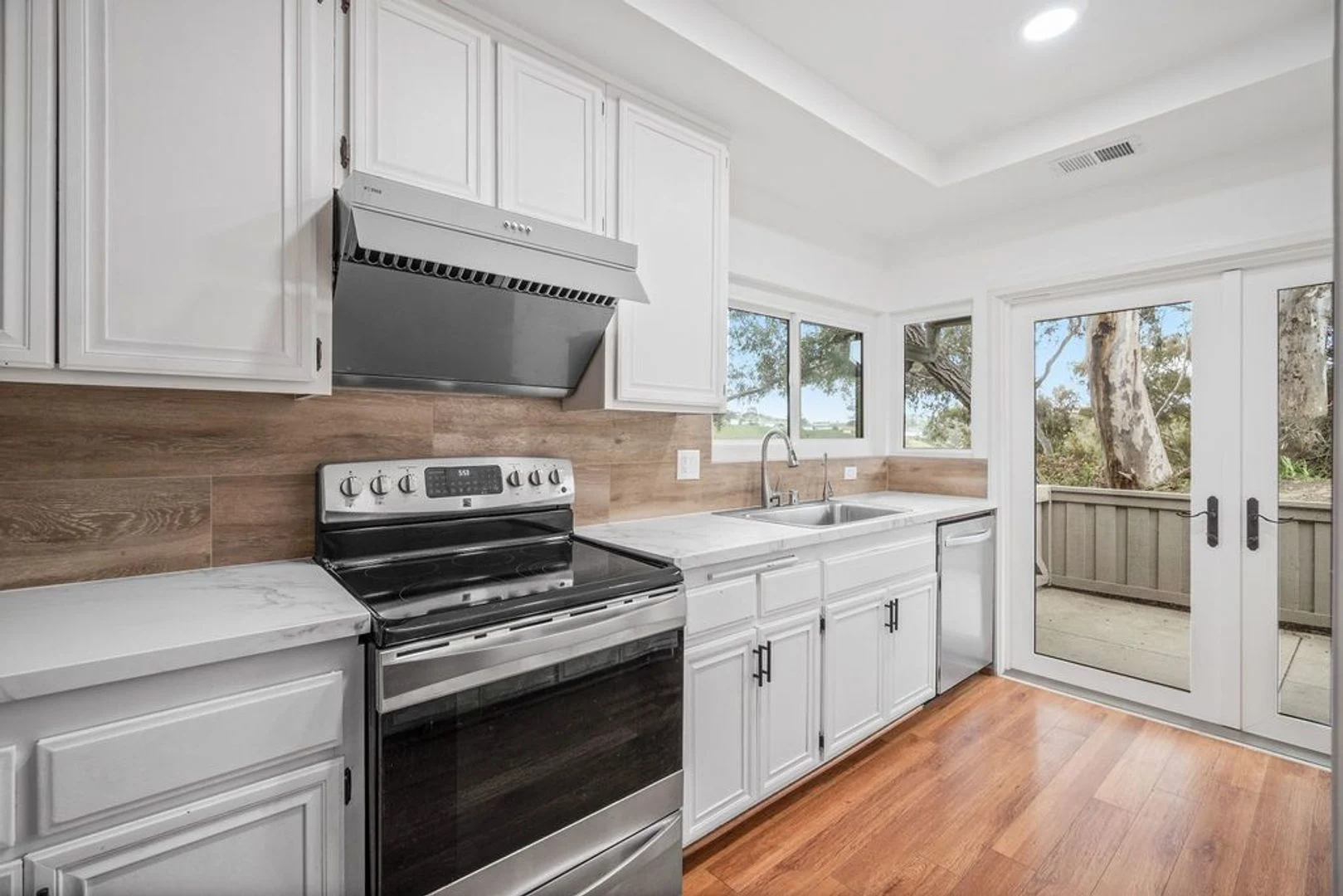 Coming Soon La Jolla UTC Renovated 3 bd /2 ba Townhome with Garage, Private Patio, + more! photo 4