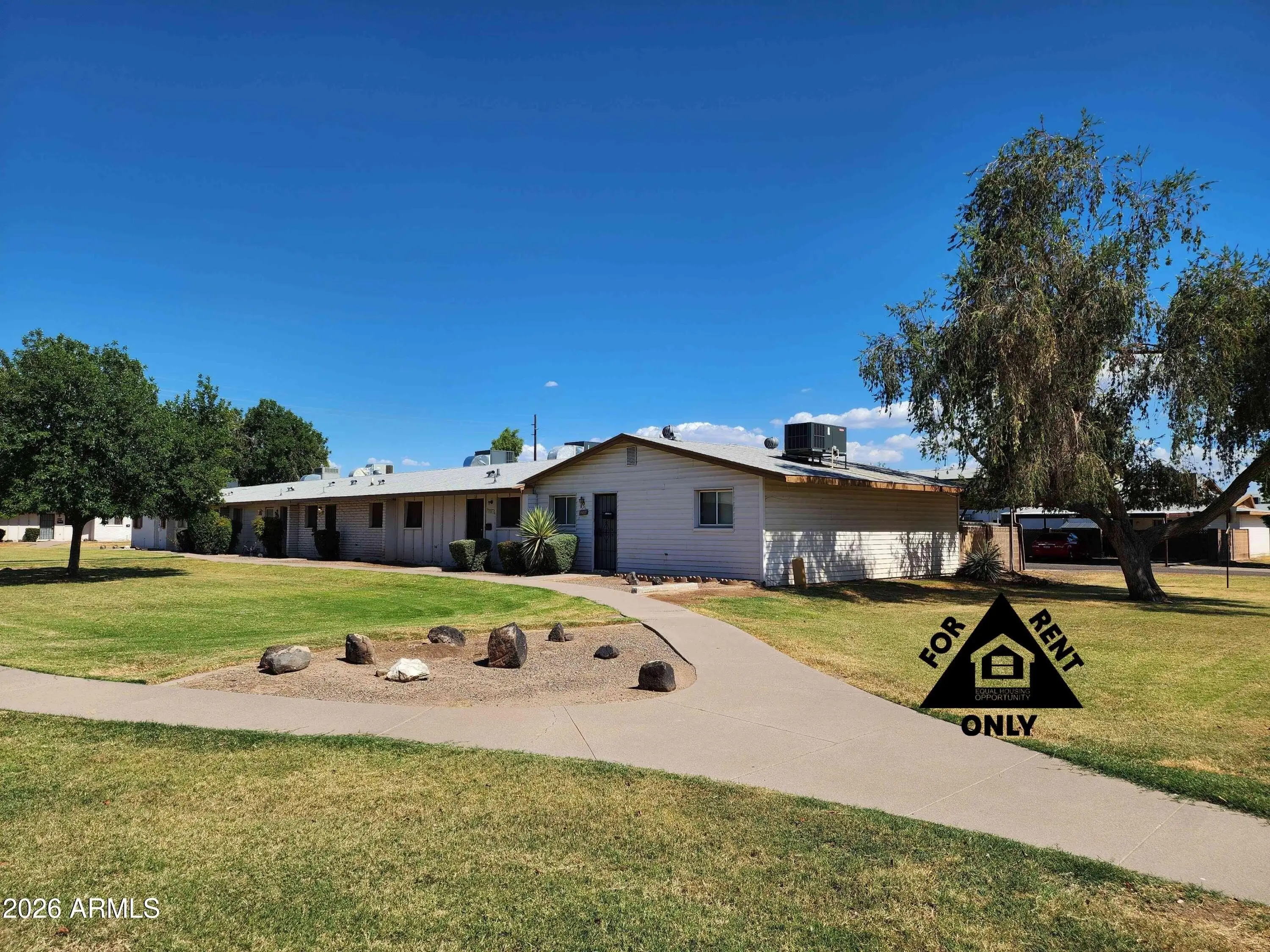7132 W Wolf St Phoenix, AZ 85033 photo 2
