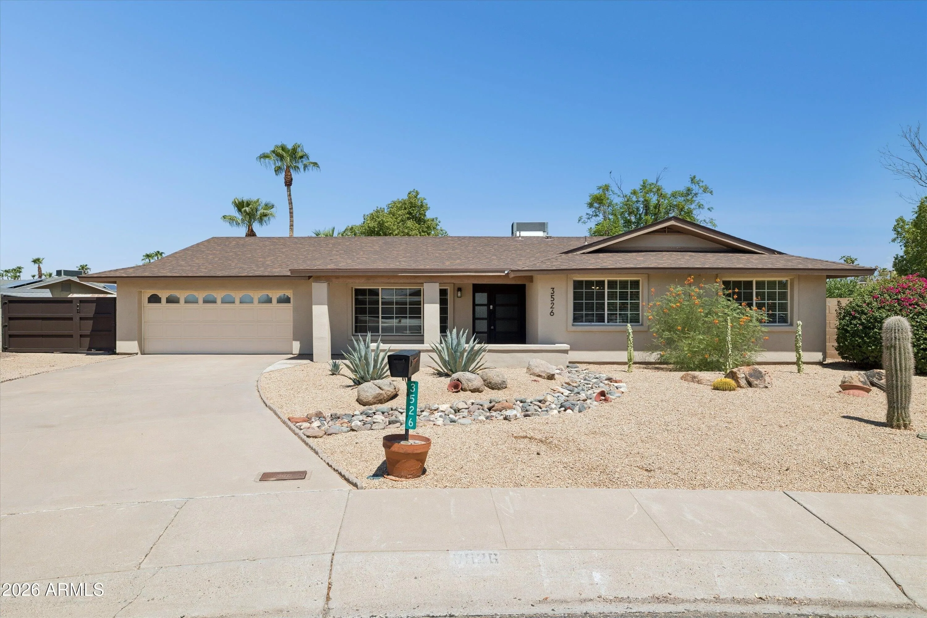 3526 E Sahuaro Dr photo 2