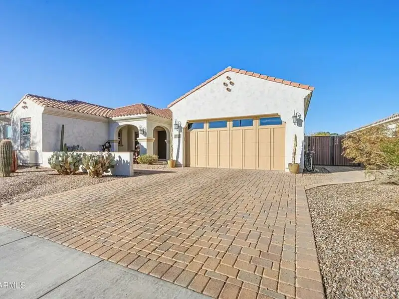 3930 E Iris Dr photo 2
