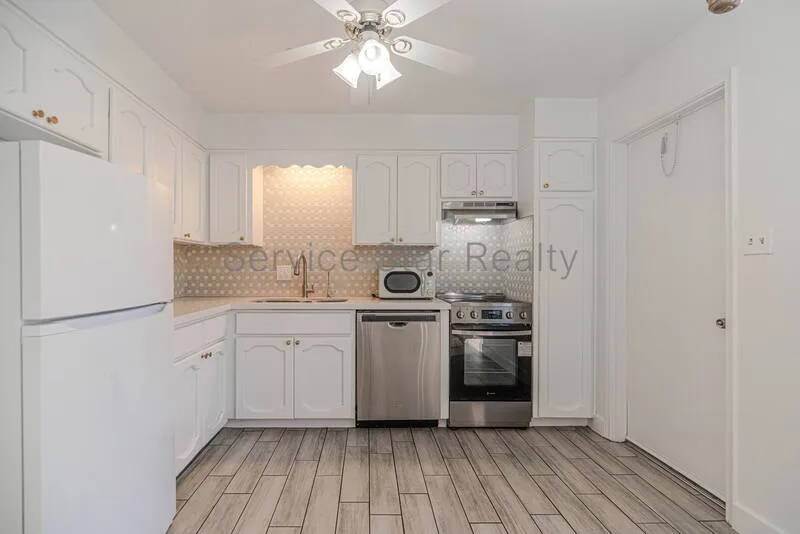 518 E Huntington Dr photo 4