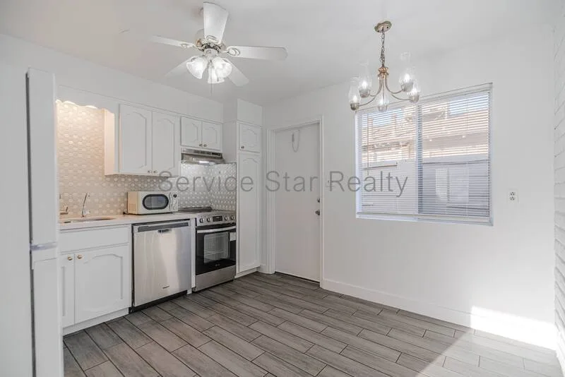 518 E Huntington Dr photo 2