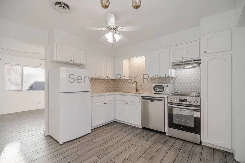 518 E Huntington Dr photo 3