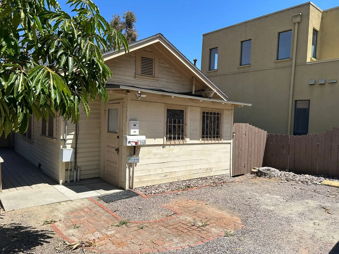 Detached Cottage In Cortez Hills!