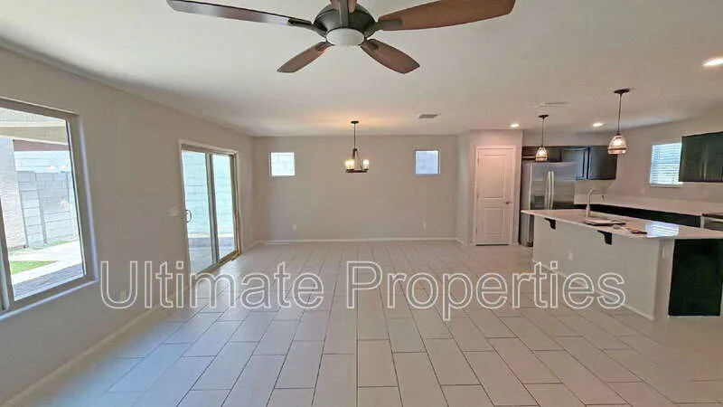 11694 N 166th Dr photo 4