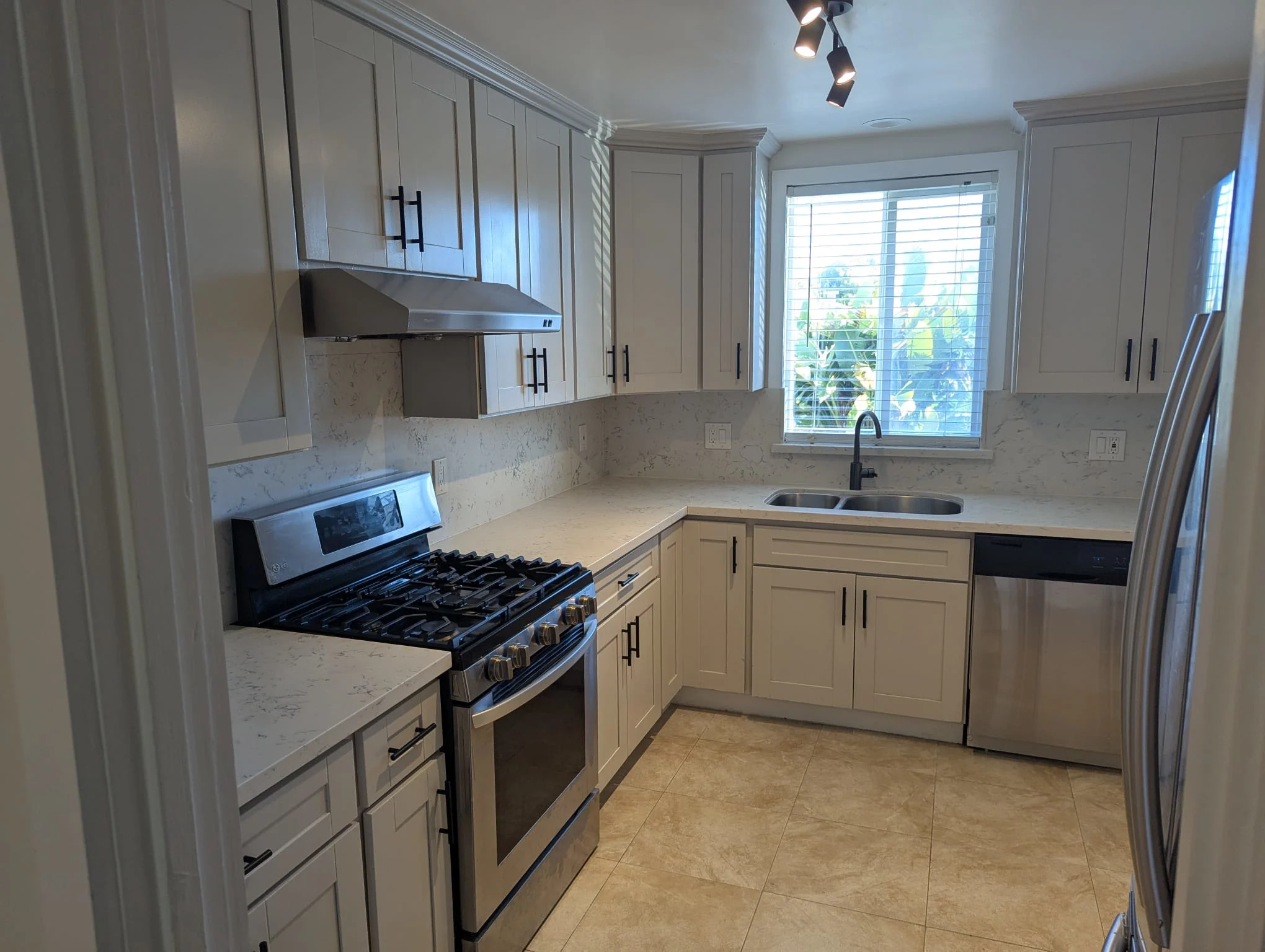 2832 Lincoln Avenue photo 2