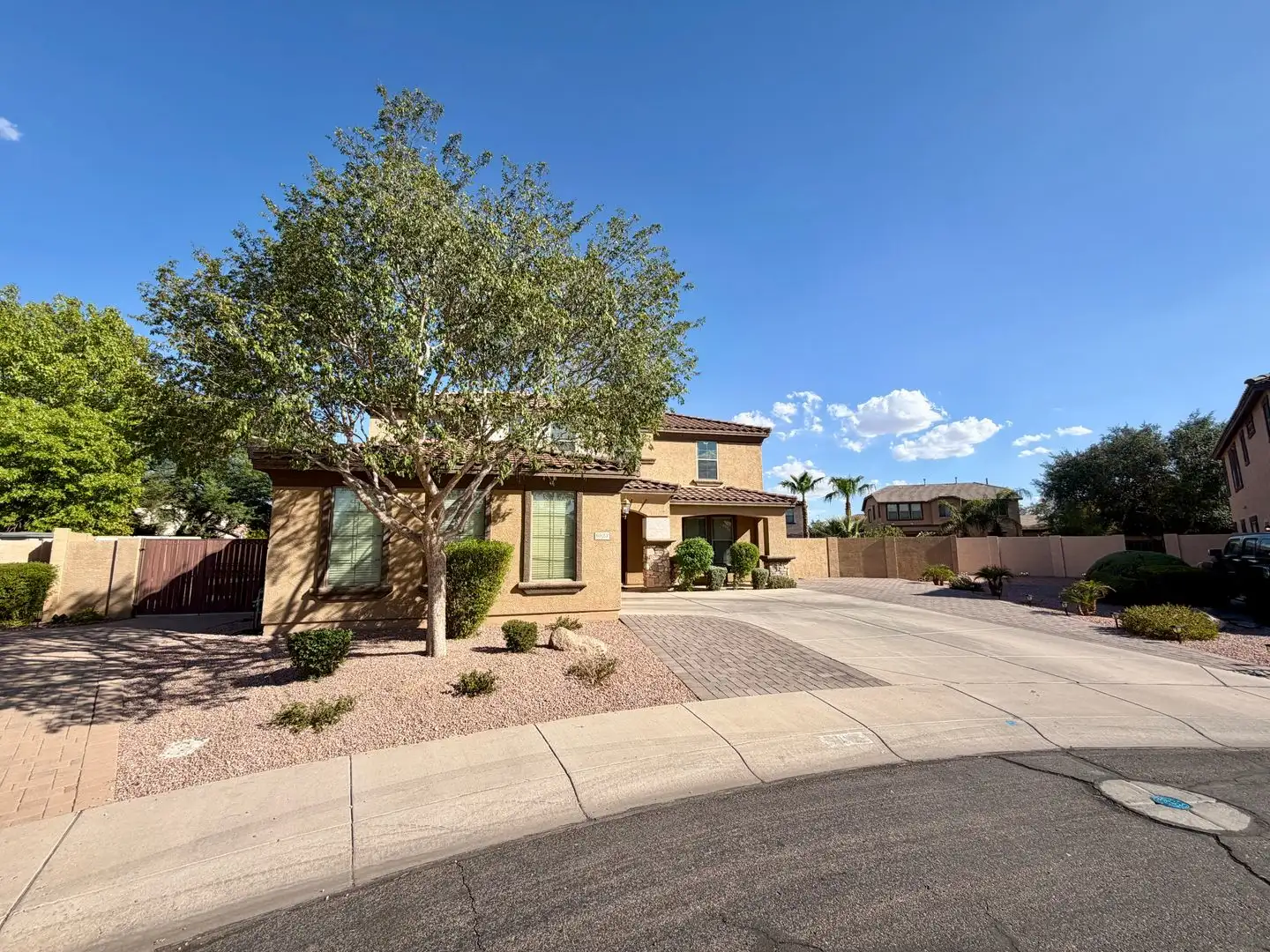 Spacious 6-bedroom, 2.5-bathroom Home In Chandler, Welcome To The Family Friendly Community Of Sun Groves Sitting On Nearly 18,000 Sq Ft And One Of The Largest Lots In The Neighborhood. photo 3