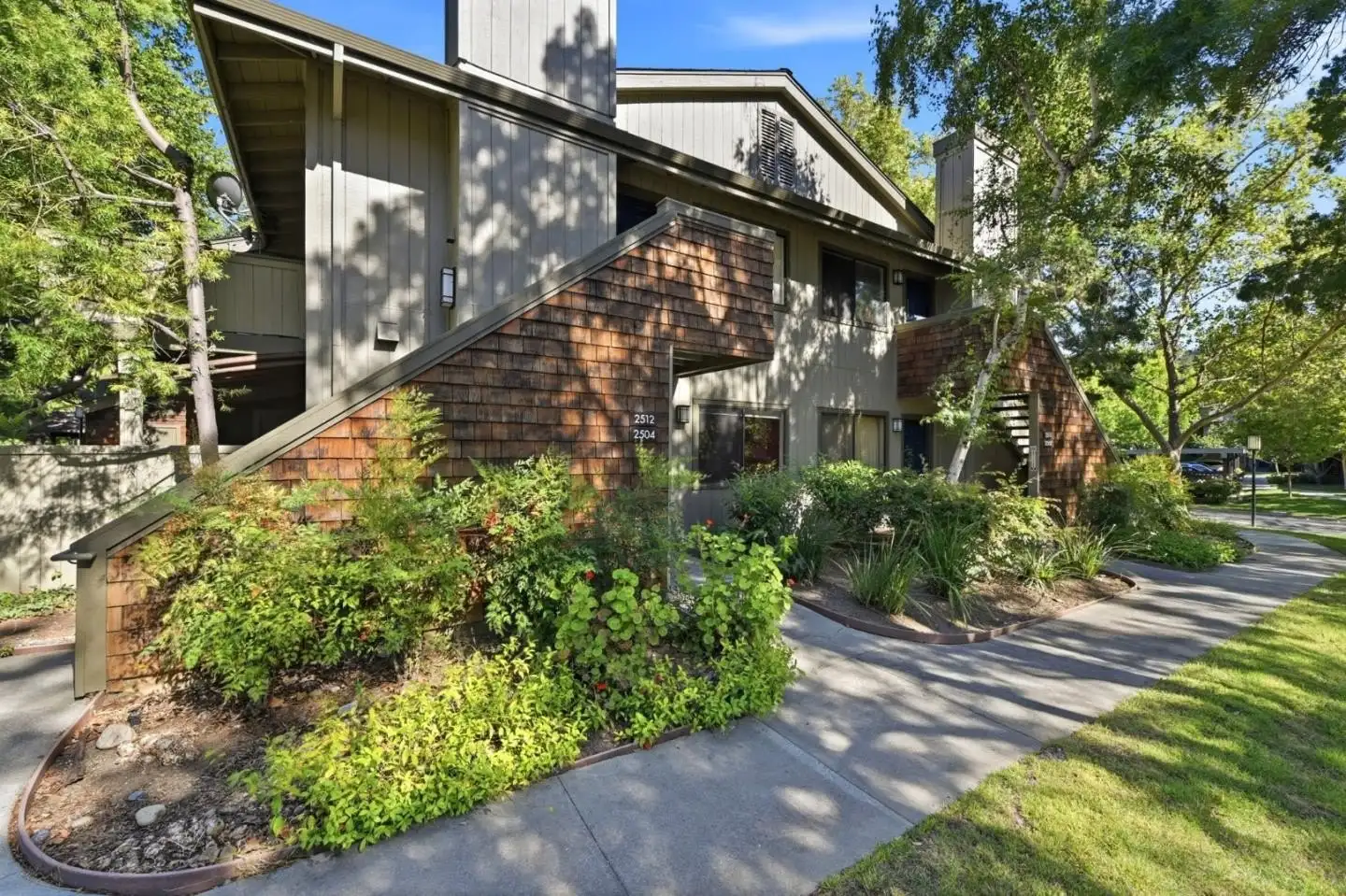 2504 La Terrace CIR photo 3