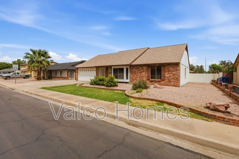 Move-in Ready Gem With Pool, Fireplace &amp; Upgrades photo 5