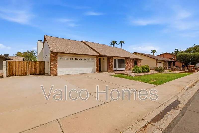 Move-in Ready Gem With Pool, Fireplace &amp; Upgrades photo 2