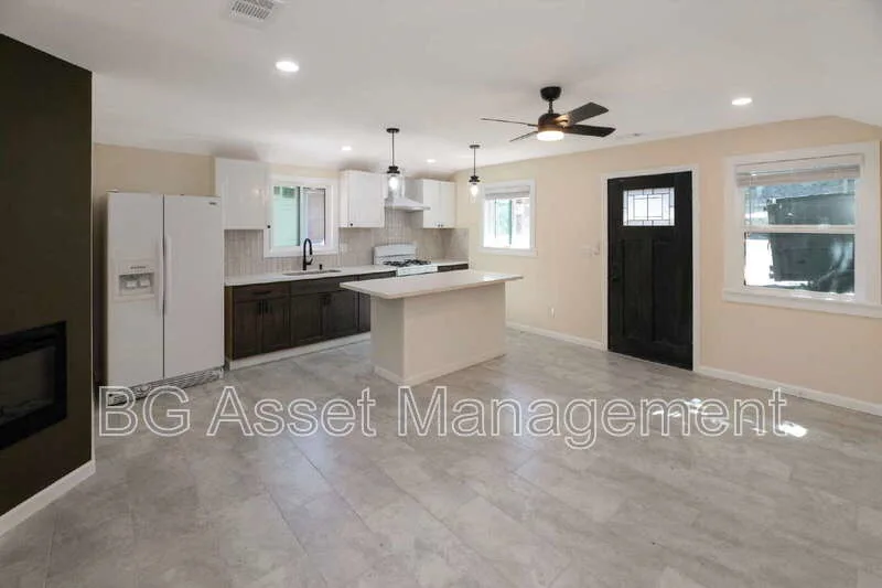 2807 Sabral Cir photo 2