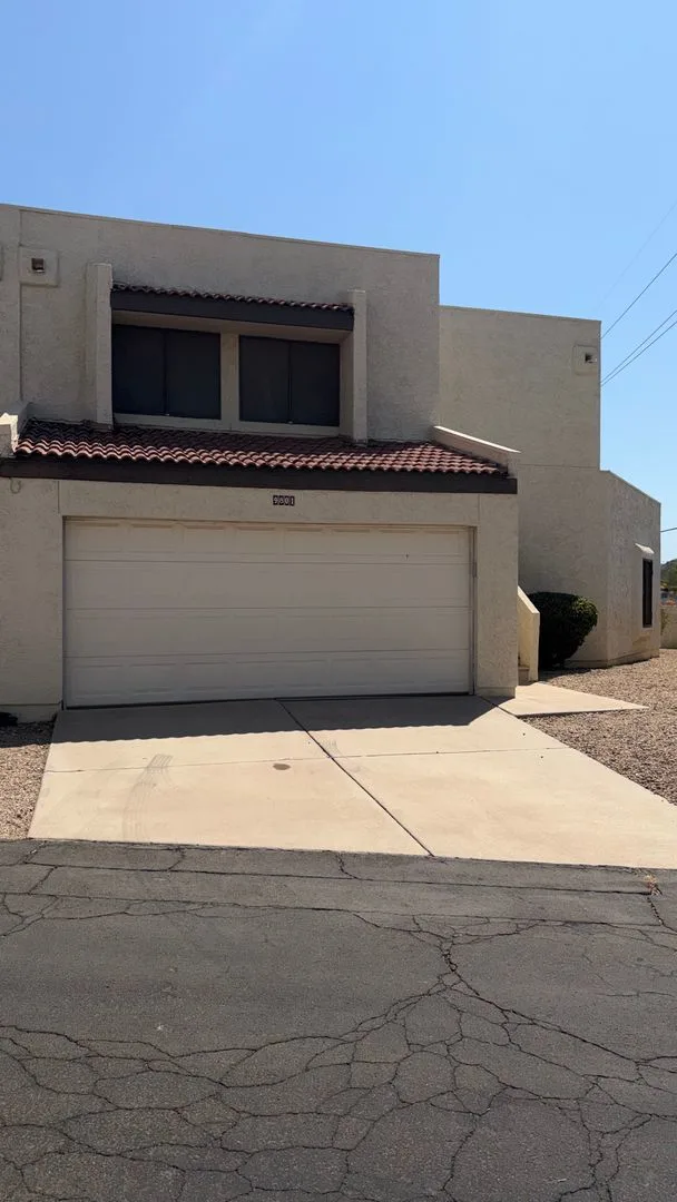 Spacious Towhhouse With Sautillo Tile photo 3