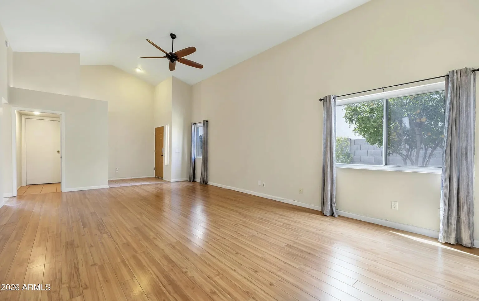 562 S Danyell Dr photo 4