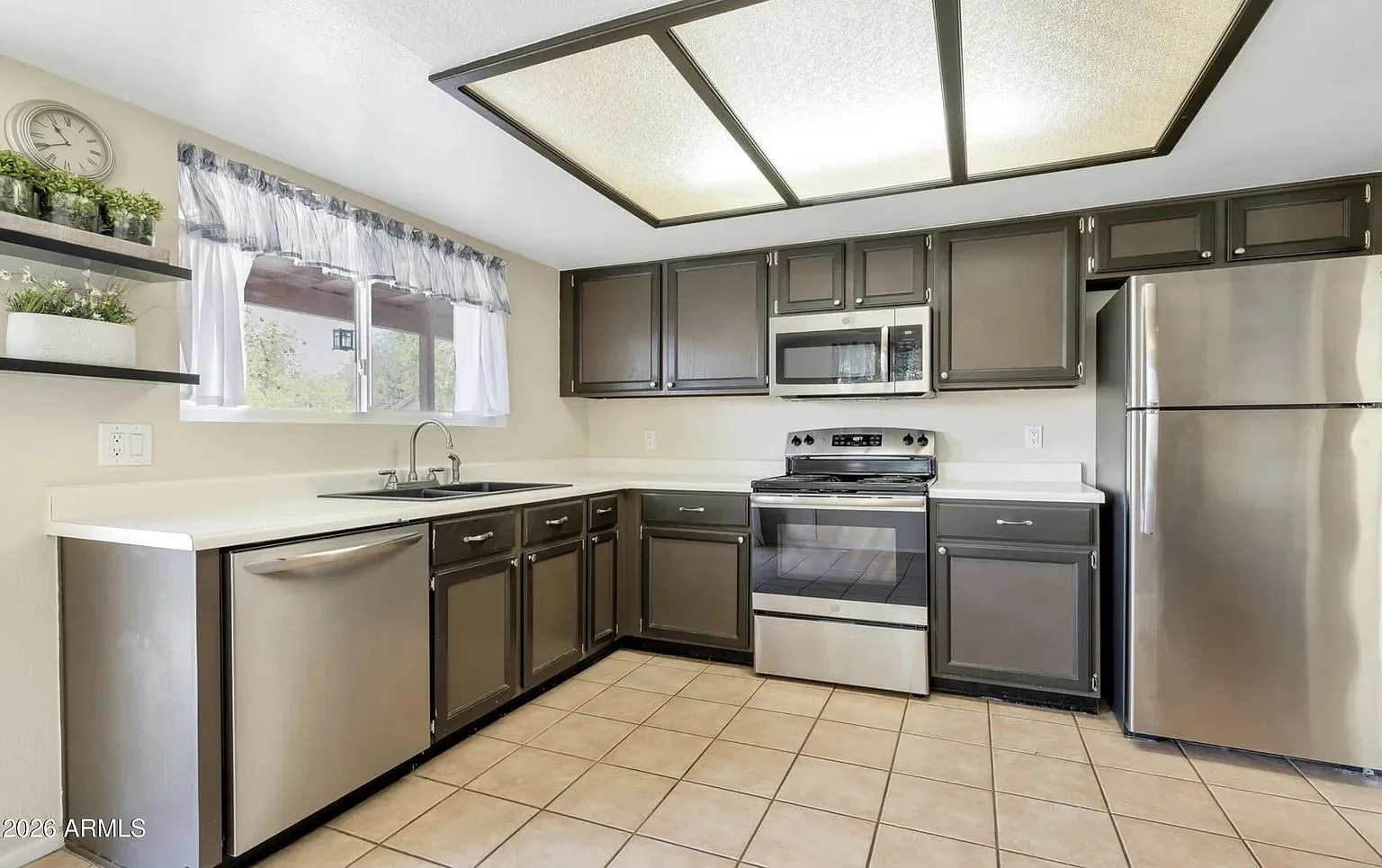 562 S Danyell Dr photo 3