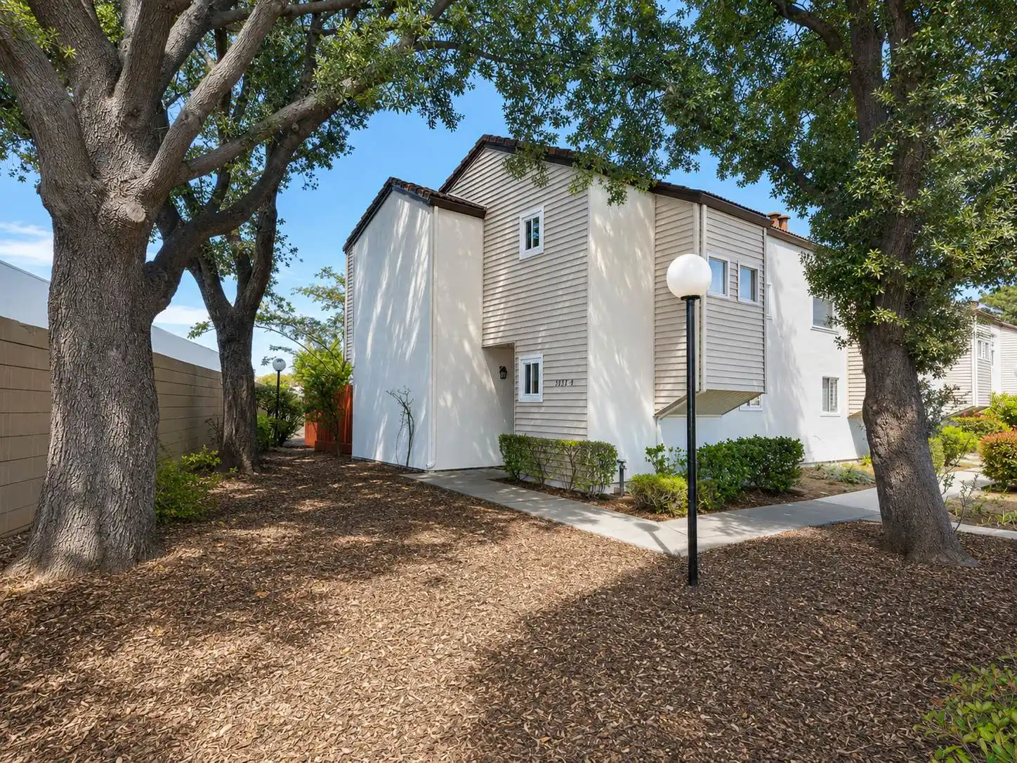 1409 Bel Air Dr photo 2