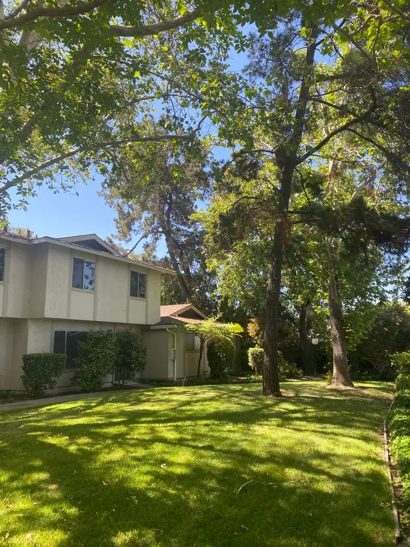 This unit has Air Conditioning!!! 3 bedroom, 2.5 bathroom with garage photo 4