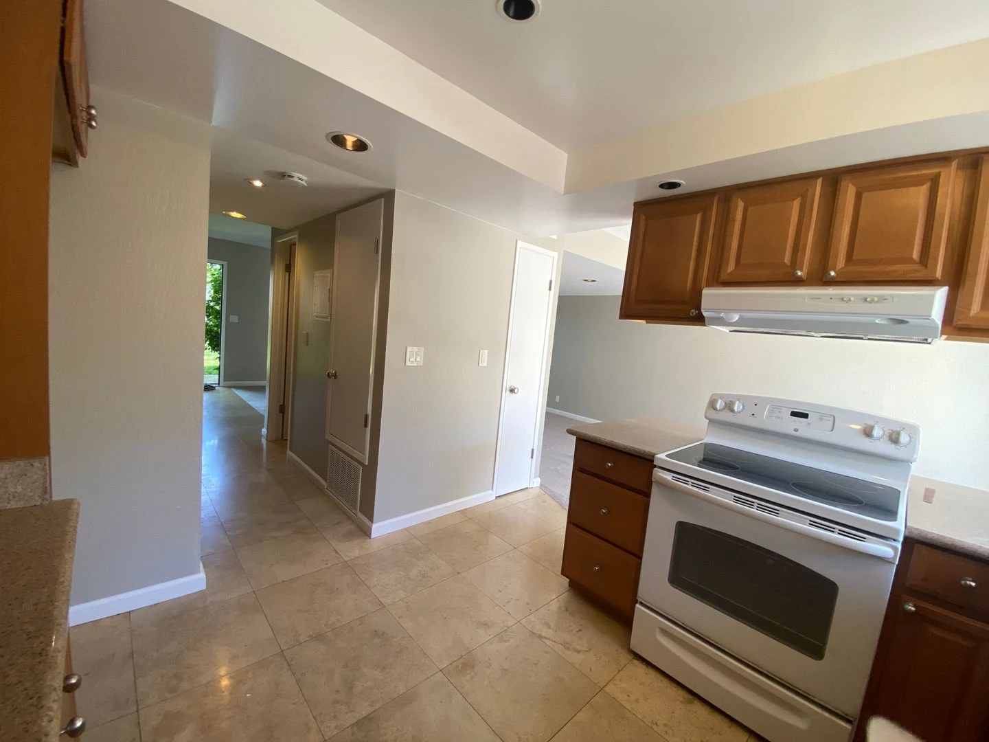 This unit has Air Conditioning!!! 3 bedroom, 2.5 bathroom with garage photo 5