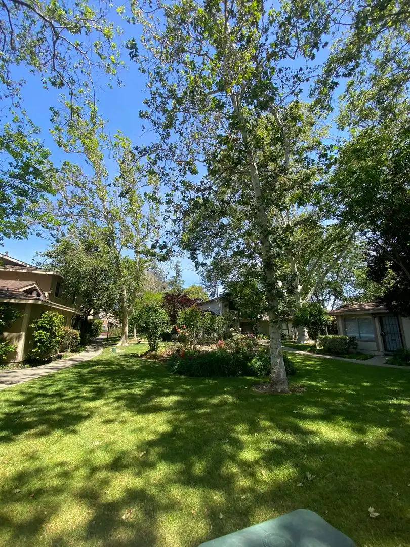This unit has Air Conditioning!!! 3 bedroom, 2.5 bathroom with garage photo 3