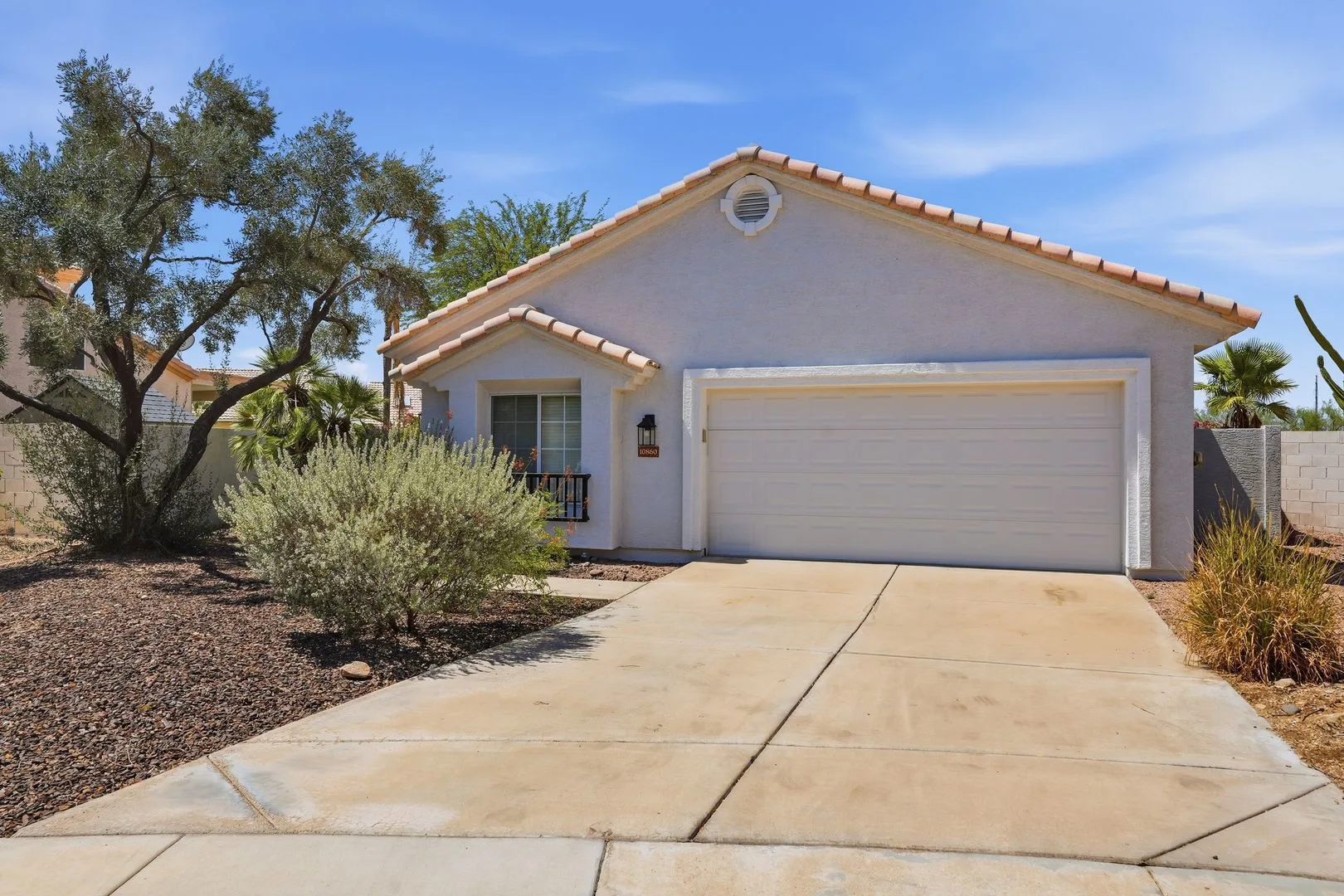 4 Bed 2 Bath House With A Pool! photo 3