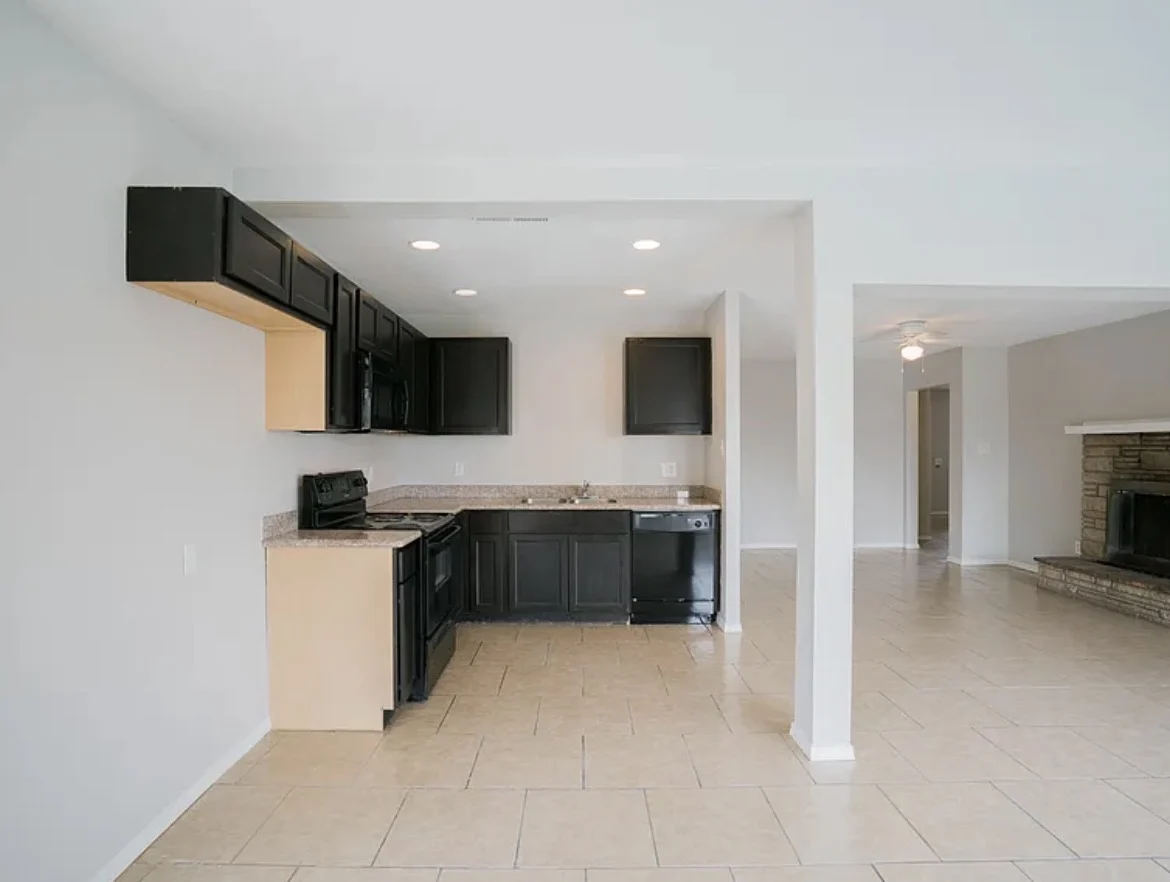 7915 W Pinchot Ave Phoenix, AZ 85033 photo 5