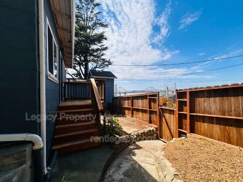 653 Alhambra Street photo 3