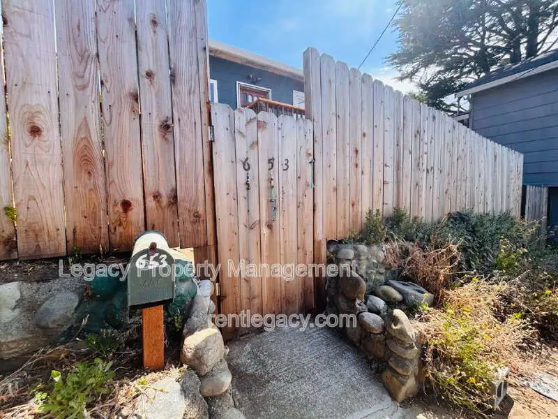 653 Alhambra Street photo 2
