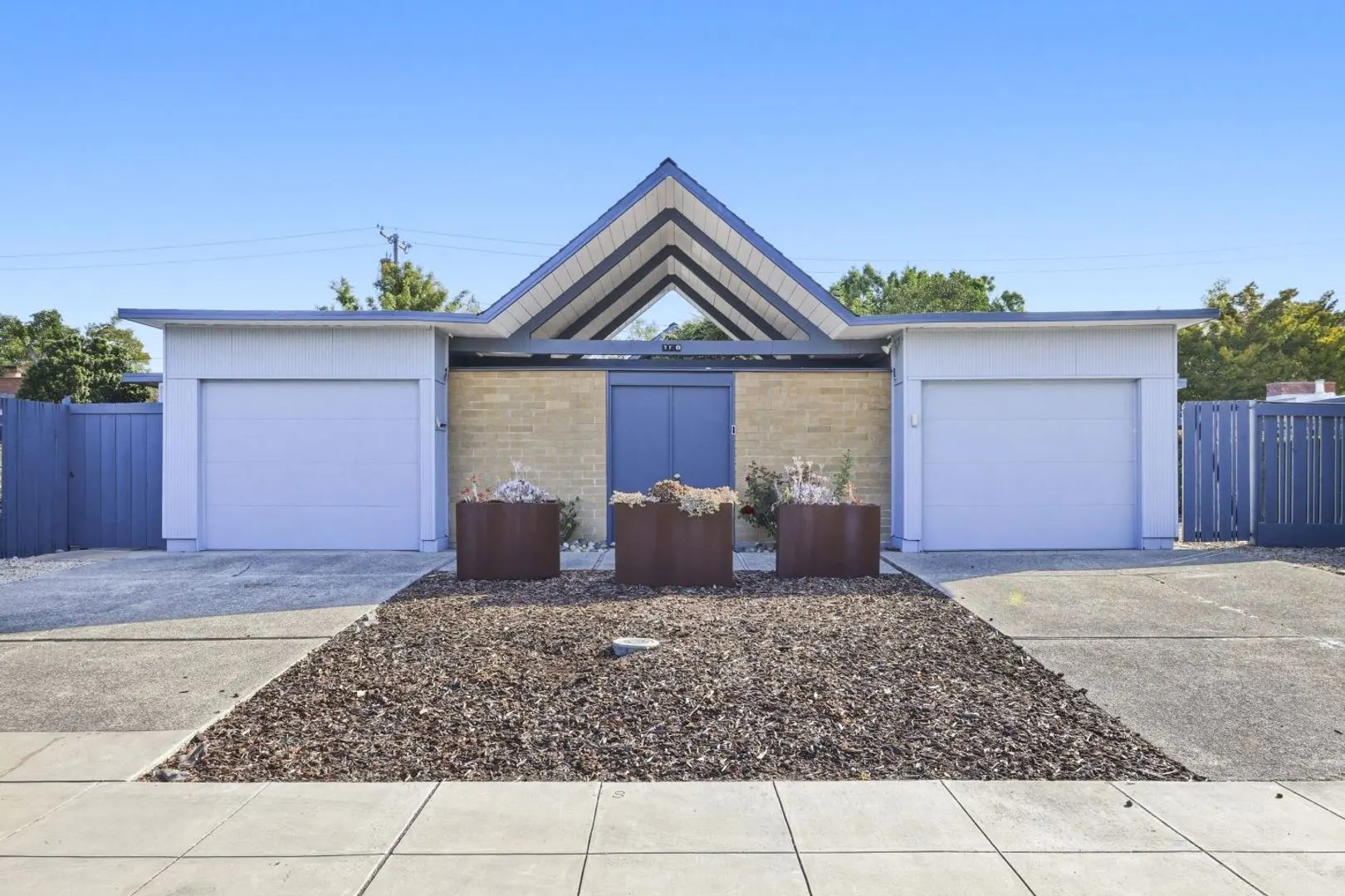 Charming 4+ Bed, 2 Bath Eichler In Desirable Greenmeadow photo 2