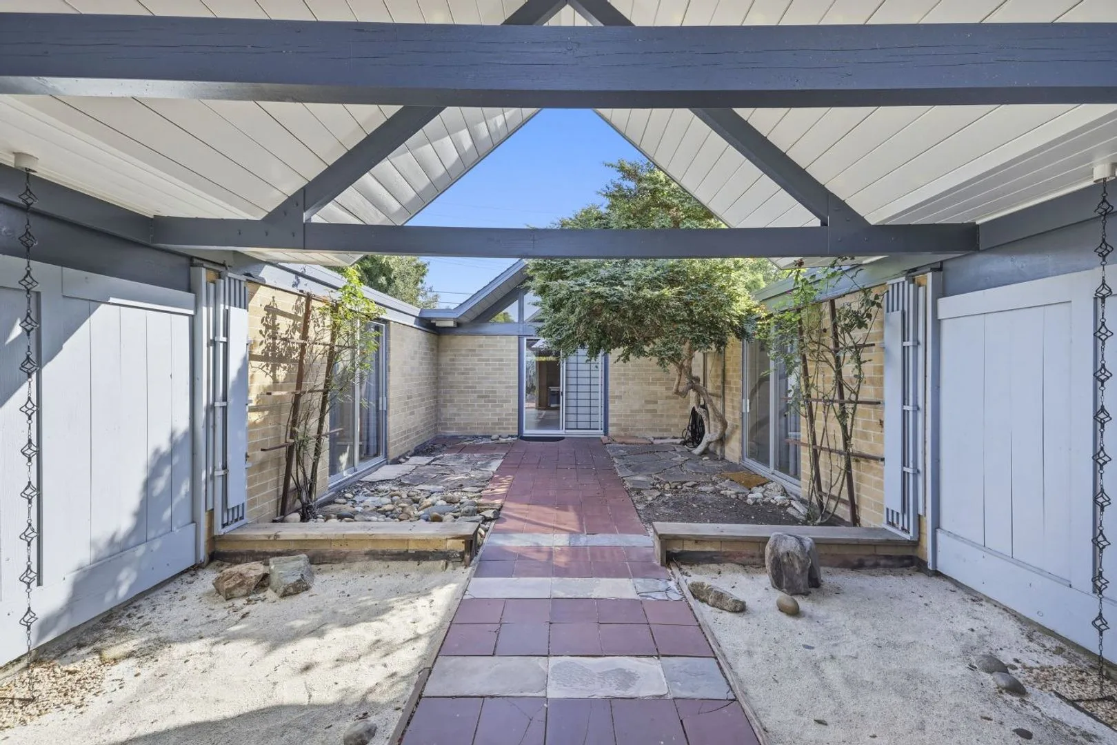 Charming 4+ Bed, 2 Bath Eichler In Desirable Greenmeadow photo 4