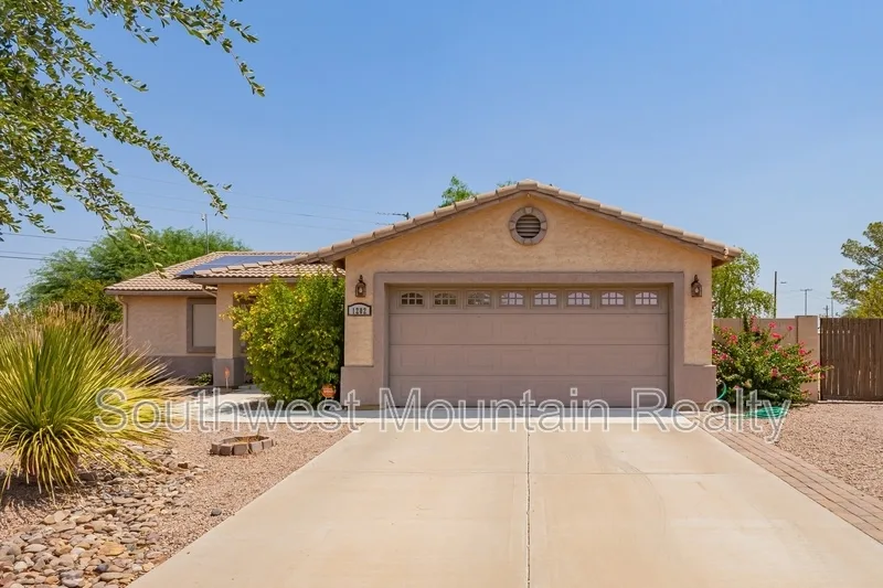 1202 W Prior Ave photo 4