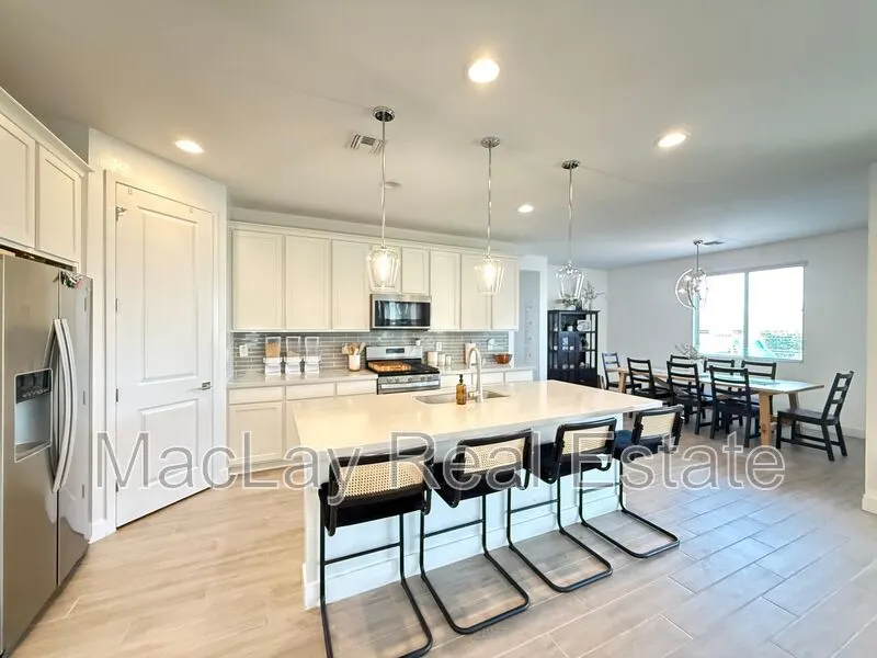 10312 E Revolution Dr photo 5