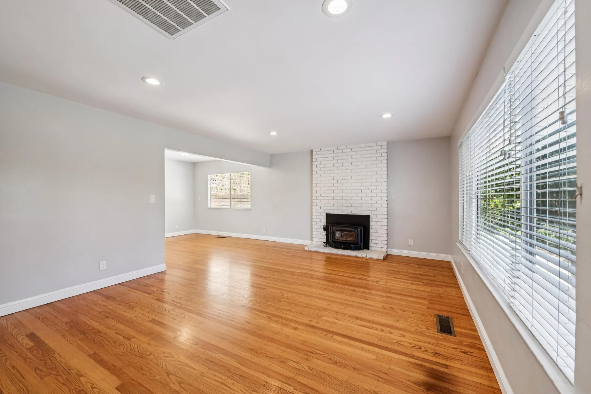 486 Butterfield Place photo 2