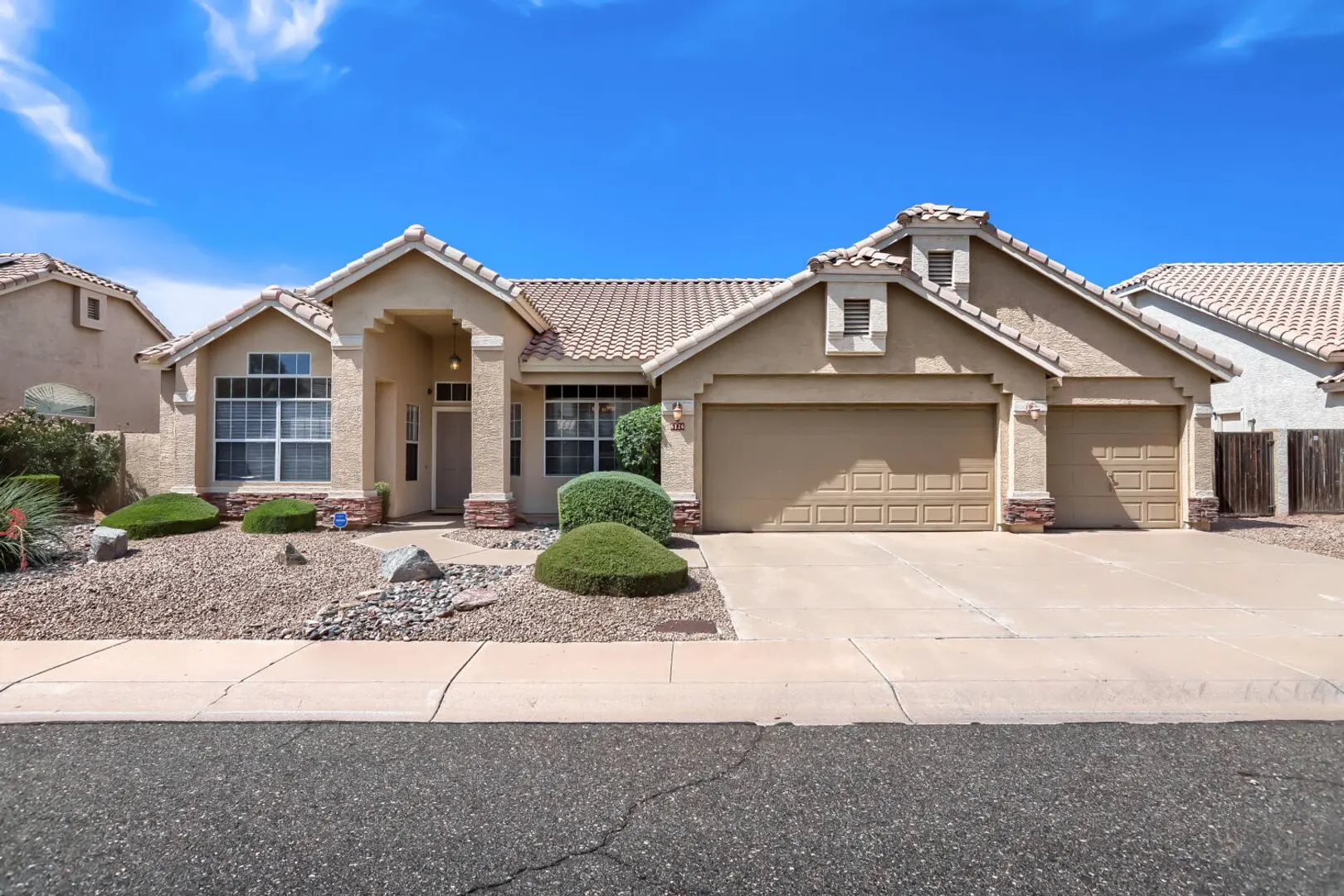 6126 E Kelton Ln photo 2