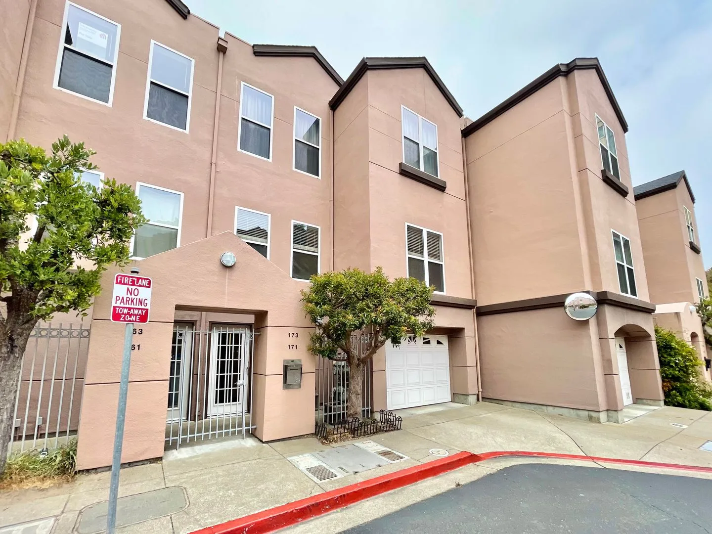 2BD/2BA Spacious Crocker Amazon Condo, Gated Community, Parking! Laundry! PROGRESSIVE photo 4