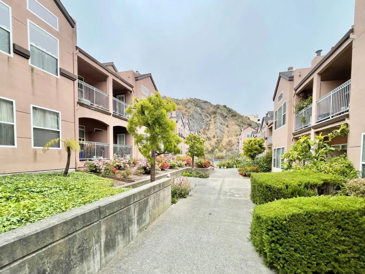 2BD/2BA Spacious Crocker Amazon Condo, Gated Community, Parking! Laundry! PROGRESSIVE photo 3
