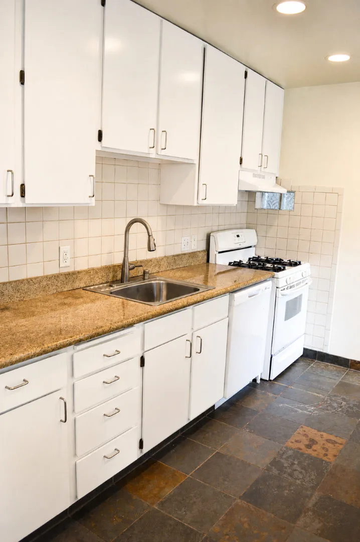 Charming 2BR/1BA Lower Duplex – One Block from Caledonia Street photo 4