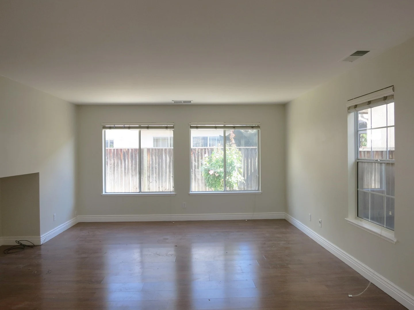 4 Bed/2.5 Bath Home. Hardwood Floor, Remodeled Bathroom, 2 Car Garage photo 5