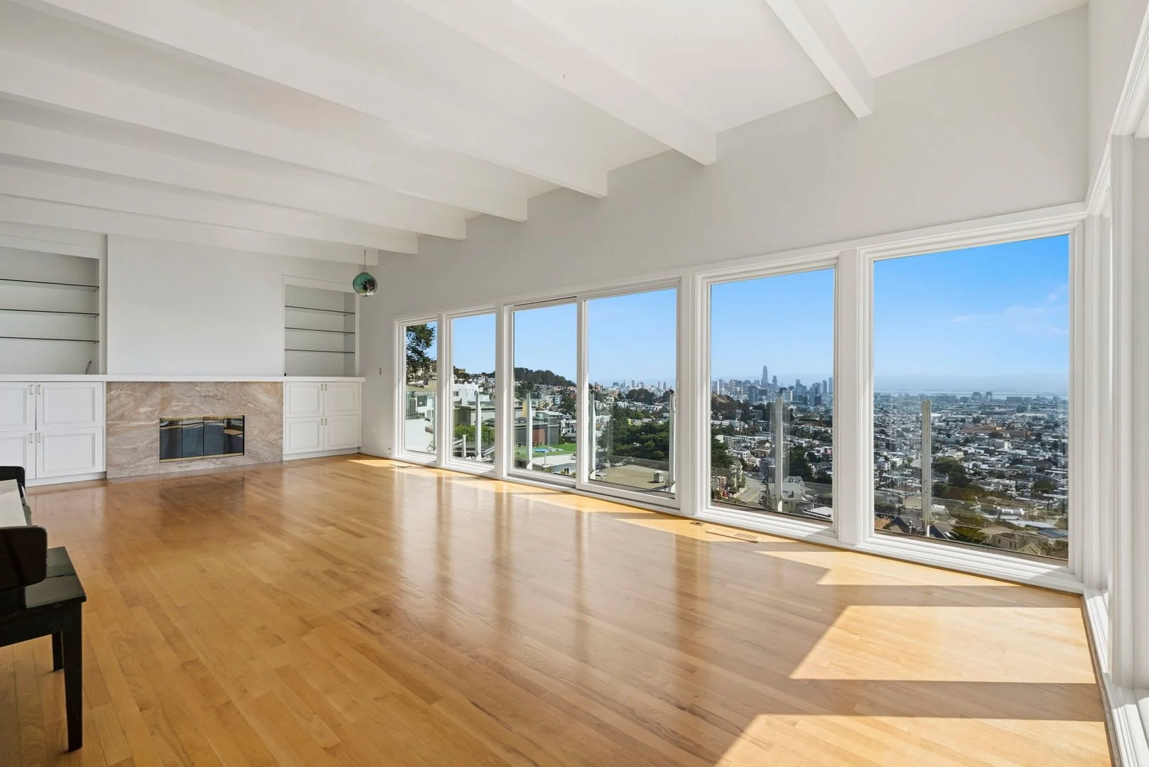 4 Bed, 3.5 Bath - Clarendon Heights Home With Breathtaking Views photo 2