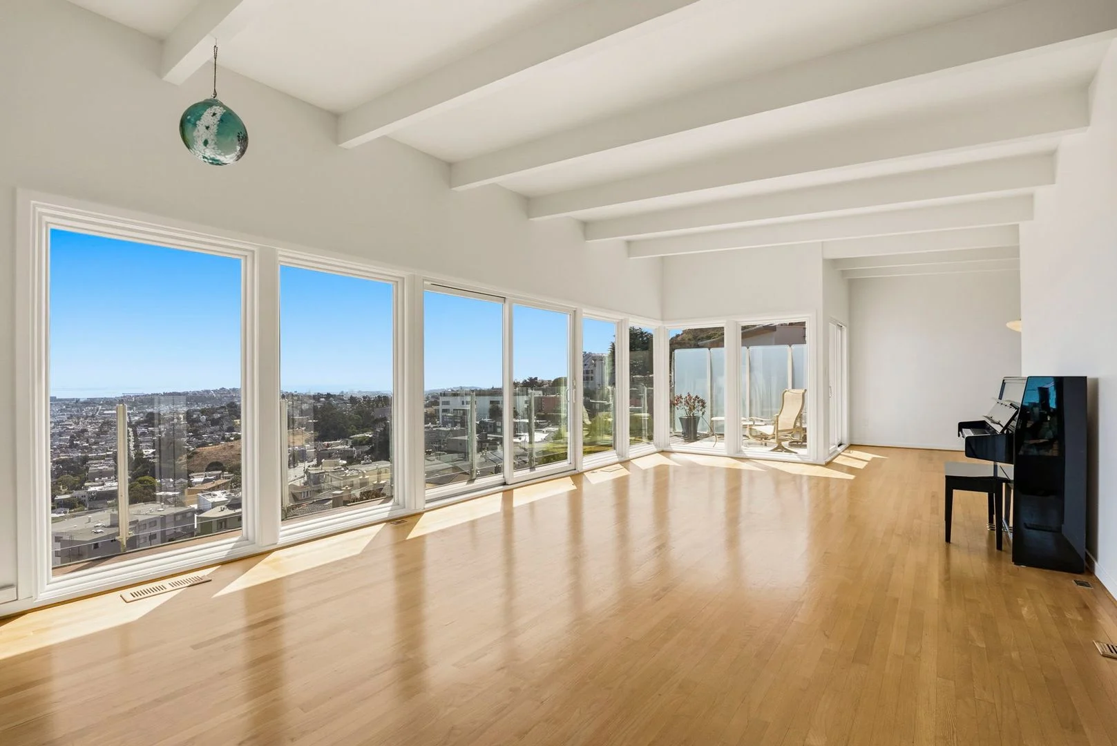 4 Bed, 3.5 Bath - Clarendon Heights Home With Breathtaking Views photo 5