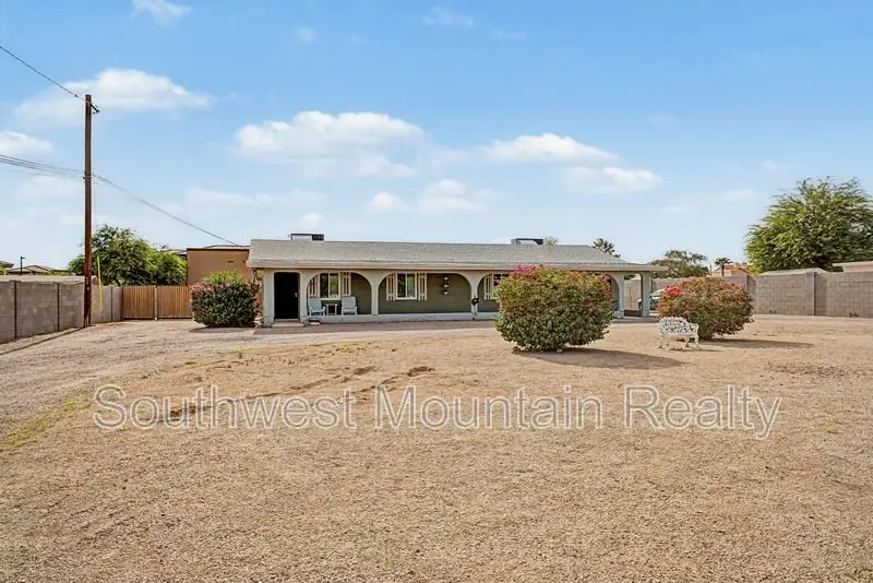 560 S Grand Dr