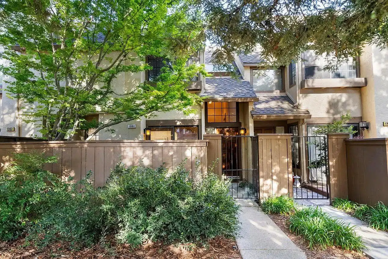 One-bed, One-and-one-half-bath Townhome In The Highly Coveted Hamilton photo 2