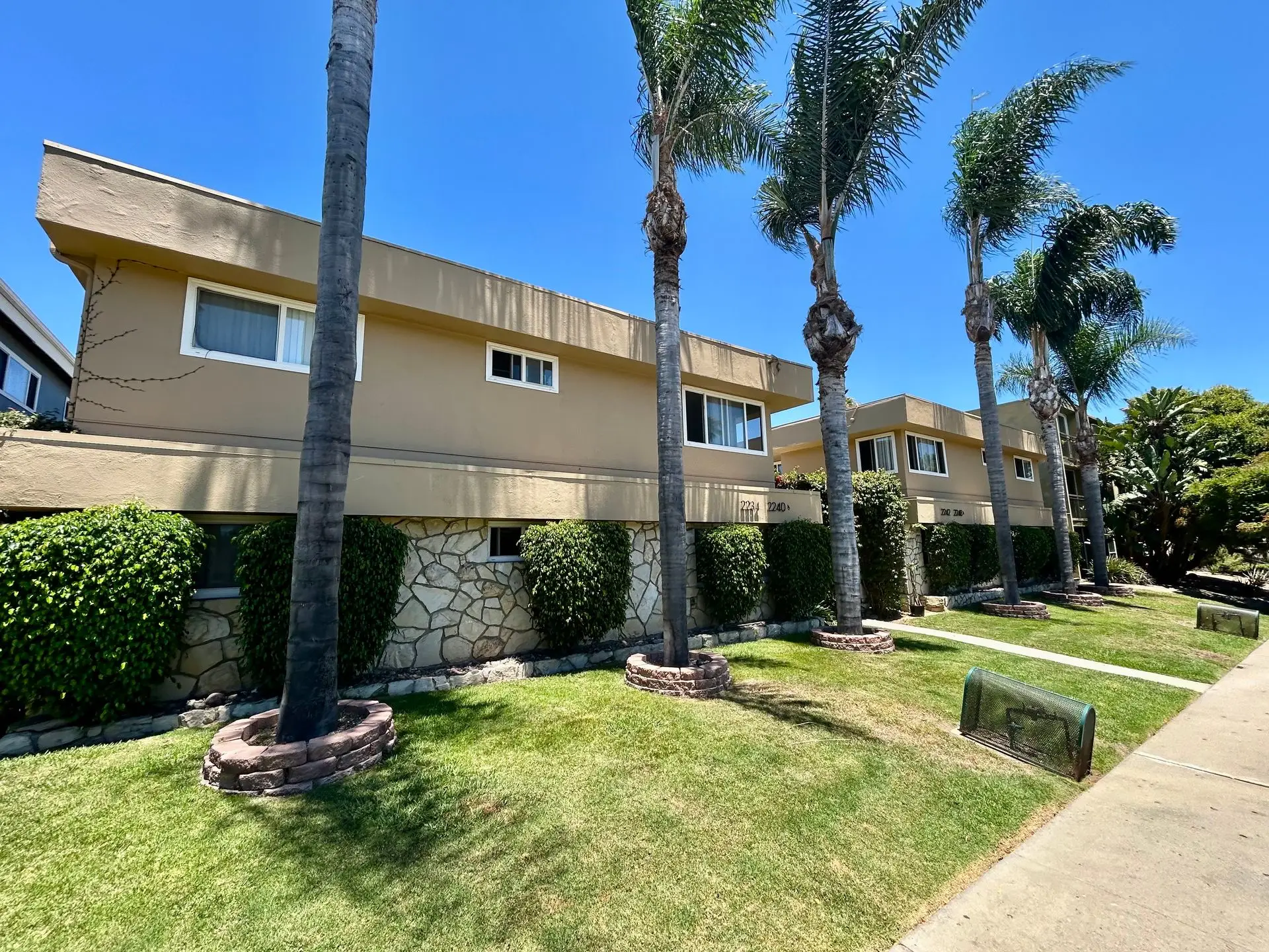 Bright 2 bed 1 bath in Pacific Beach photo 3