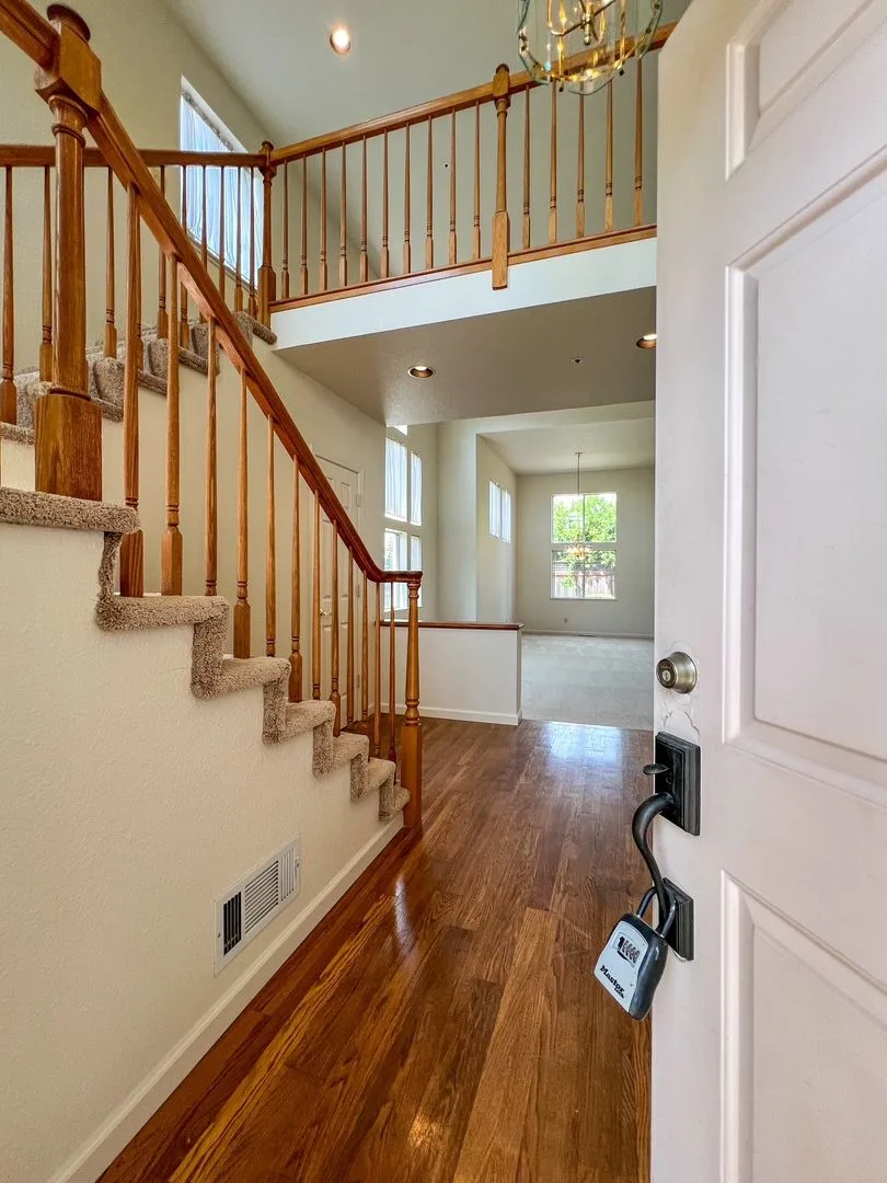 Spacious 4 Bedroom Home In Napa's Vineyard Estates photo 3