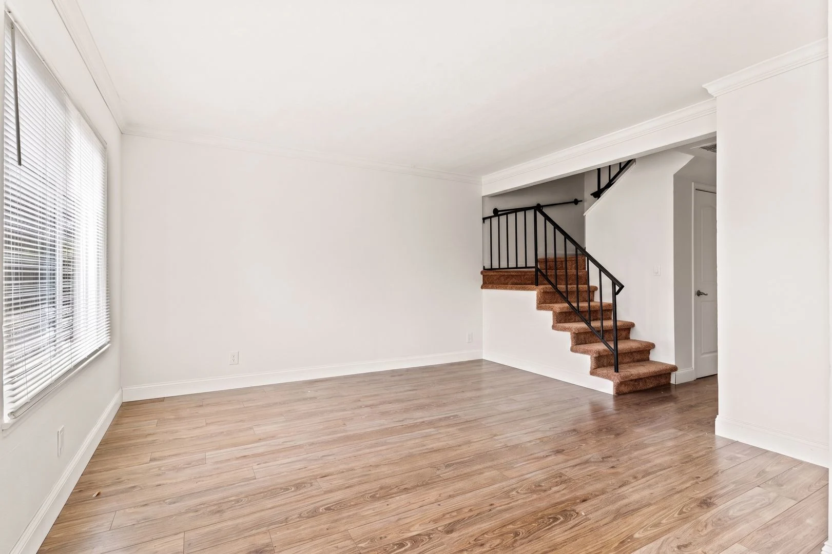 Spacious & Updated 2-Bedroom Townhouse in Union City | In-Unit Laundry & Modern Kitchen photo 2