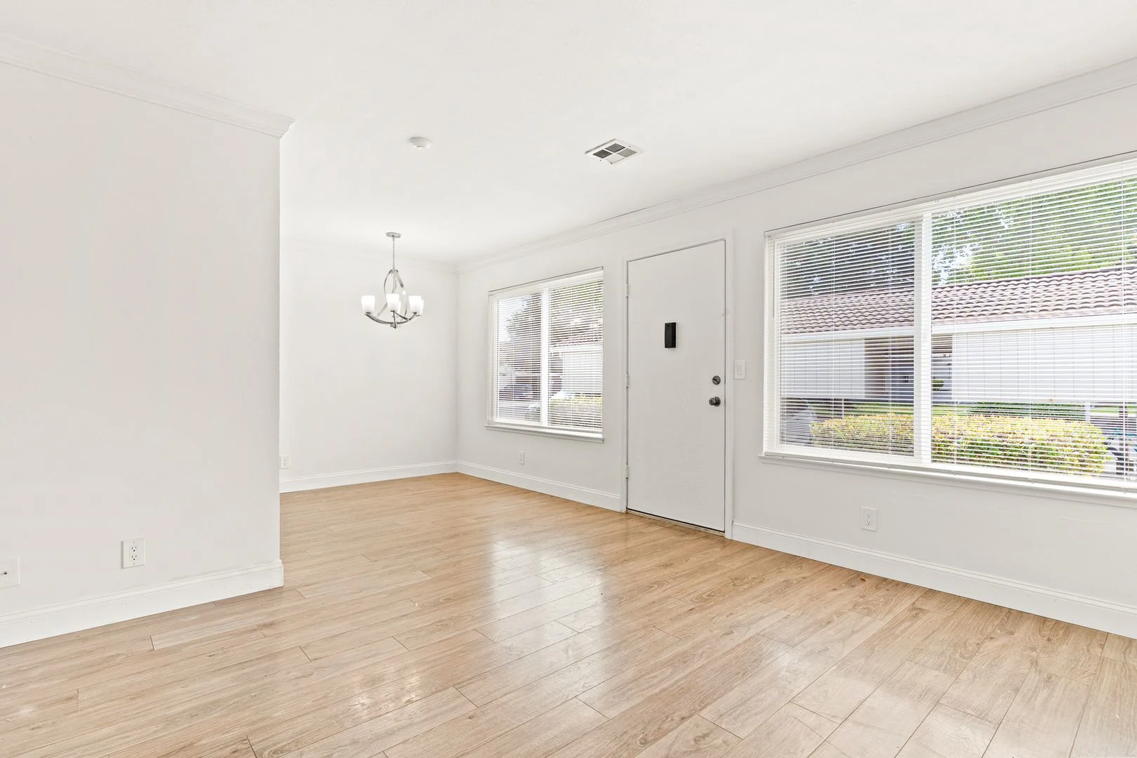 Spacious & Updated 2-Bedroom Townhouse in Union City | In-Unit Laundry & Modern Kitchen photo 3